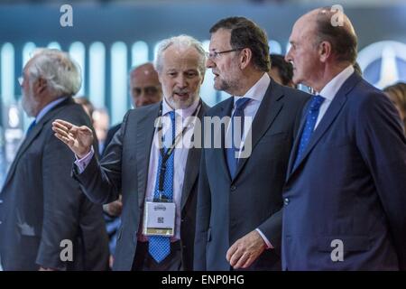 Barcelona, Katalonien, Spanien. 8. Mai 2015. MARIANO RAJOY, Premierminister von Spanien, besucht den Stand der "Mercedes" auf die 'Barcelona International Motor Show' © Matthias Oesterle/ZUMA Wire/ZUMAPRESS.com/Alamy Live-Nachrichten Stockfoto