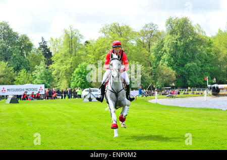 Badminton, UK. 9. Mai 2015. Reiter Paul Tapner. Aus Australien am Pferd Kilronan, am Kreuz Land Test bei der Mitsubishi Motoren Badminton Horse Trials Credit: Robert Timoney/Alamy Live-Nachrichten Stockfoto