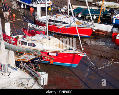 Männer arbeiten auf einem Boot bei Ebbe im Hafen von North Berwick, Schottland festmachen. Stockfoto