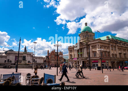 Rathaus (rechts) am Queen Victoria Square in Kingston upon Hull East Yorkshire UK Stockfoto