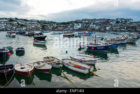 St Ives Harbour, Cornwall bei Flut, Angeln, Boote und der belebten Strandpromenade. Stockfoto