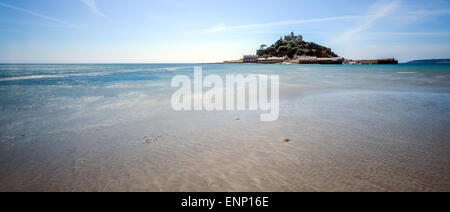 Blick vom Strand von Damm, St. Michaels Mount in Cornwall. Es ist von der Flut überschwemmt. Schönen Sommertag. Stockfoto