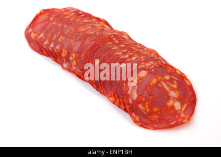 Einige Scheiben der roten iberische Chorizo geschnitten. Isoliert auf weißem Hintergrund Stockfoto