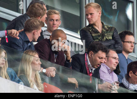 Leipzig, Deutschland. 8. Mai 2015. Ehemalige französische Nationalspieler Thierry Henry Uhren die deutsche zweite Bundesliga Fußballspiel zwischen RB Leipzig und SV Sandhausen bei der Red Bull Arena in Leipzig, Deutschland, 8. Mai 2015. Foto: Lukas Schulze/Dpa (EMBARGO Bedingungen - Achtung - aufgrund der Akkreditierungsrichtlinien der DFL nur erlaubt die Veröffentlichung und Nutzung von bis zu 15 Bilder pro im Internet und in Online-Medien während des Spiels Match) / Dpa/Alamy Live News Stockfoto