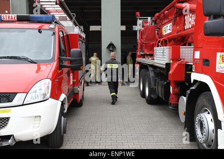 Danzig, Polen 9. Mai 2015 polnischen Feuerwehrleute aus Danzig nach Polen aus Nepal zurück. Polnische Retter nahmen an der Rettungsaktion nach dem Erdbeben in Nepal. Es gab 6 Feuerwehrleute und Rettungshund aus Danzig. Stockfoto