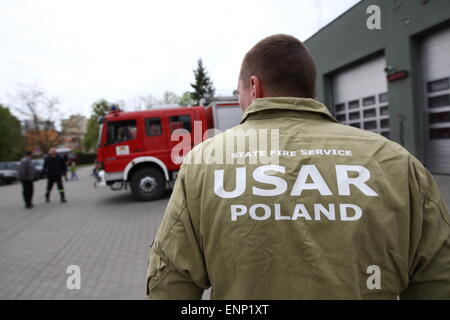 Danzig, Polen 9. Mai 2015 polnischen Feuerwehrleute aus Danzig nach Polen aus Nepal zurück. Polnische Retter nahmen an der Rettungsaktion nach dem Erdbeben in Nepal. Es gab 6 Feuerwehrleute und Rettungshund aus Danzig. Polnische Feuerwehrmann in uniform USAR steht vor Feuerwehr base Stockfoto