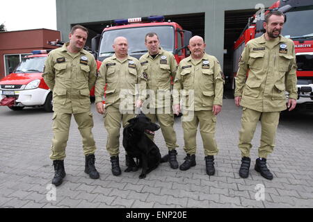 Danzig, Polen 9. Mai 2015 polnischen Feuerwehrleute aus Danzig nach Polen aus Nepal zurück. Polnische Retter nahmen an der Rettungsaktion nach dem Erdbeben in Nepal. Es gab 6 Feuerwehrleute und Rettungshund aus Danzig. Feuerwehrmann mit Hund namens Kali Stand vor der Feuer-Rettungswagen Stockfoto