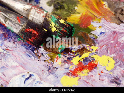 Kunst-Stillleben - zwei Pinsel und schmutzigen Palette mit bunten Farben, Hintergrund für kreative Kunstdesign Stockfoto