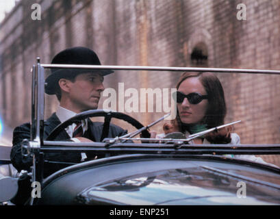 Die Rächer; USA; 1998; aka Mit Schirm, Charme Und Melone; Regie: Jeremiah S. Chechik; Monia: Ralph Fiennes; Uma Thurman; Stockfoto
