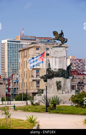 Die kubanische Flagge fliegt neben einer Statue in Havanna, Kuba Stockfoto