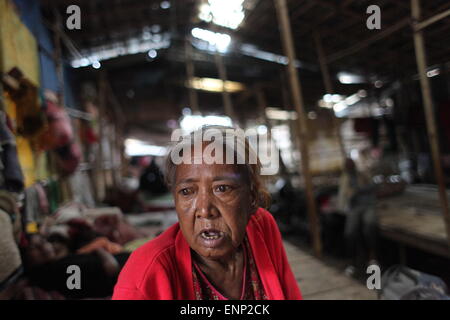 Bhaktapur, Kathmandu, Nepal. 9. Mai 2015. Nepalesische Frau, die ihr alles im Erdbeben verloren lebt in einer Notunterkunft in Kathmandu. Mehr als 7.500 Menschen gestorben, als Folge der 7,8 Größenordnung Erdbeben in Nepal am 25 April, und Todesabgaben wird voraussichtlich steigen, da Tausende von Menschen werden noch vermisst. Bildnachweis: Fotograf: Probal Rashid/ZUMA Draht/Alamy Live-Nachrichten Stockfoto