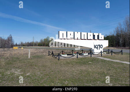 Tschernobyl, Ukraine. 23. April 2015. Wegweiser zu der verlassenen Stadt Pripjat, das ehemalige Wohnhaus an die Arbeiter von der Tschernobyl-Reaktor. © Hans Van Rhoon/ZUMA Wire/ZUMAPRESS.com/Alamy Live-Nachrichten Stockfoto