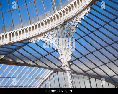 Details der Eisenrahmen des viktorianischen Kibble Palace Gewächshauses in Glasgow Botanic Gardens, Schottland. Stockfoto