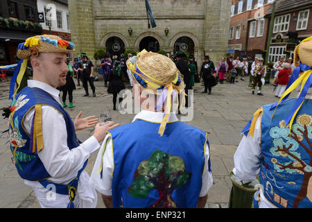 Mitglieder der Thames Valley Morris Men Seite chatten, während sie darauf warteten, dass Ihre biegen Sie an der Broadwood Morris Men's Tag des Tanzes 2015 in Horsham, West Sussex, England zu perform​. Stockfoto