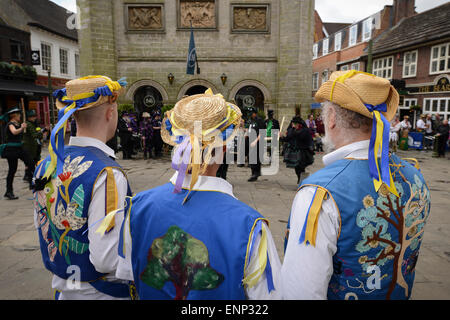 Mitglieder der Thames Valley Morris Men Seite Watch ein weiteres Morris Gruppe ausführen am Broadwood Morris Men's Tag des Tanzes 2015 in Horsham, West Sussex, England. Stockfoto