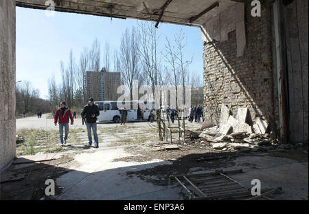 Tschernobyl, Ukraine. 23. April 2015. Ukrainische Touristen in der verlassenen Stadt Pripjat, das ehemalige Wohnhaus an die Arbeiter von der Tschernobyl-Reaktor. © Hans Van Rhoon/ZUMA Wire/ZUMAPRESS.com/Alamy Live-Nachrichten Stockfoto