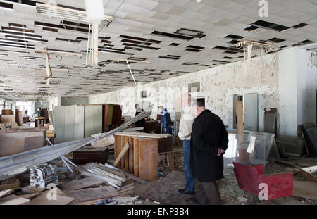 Tschernobyl, Ukraine. 23. April 2015. Ukrainische Touristen in der verlassenen Stadt Pripjat, das ehemalige Wohnhaus an die Arbeiter von der Tschernobyl-Reaktor. © Hans Van Rhoon/ZUMA Wire/ZUMAPRESS.com/Alamy Live-Nachrichten Stockfoto