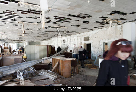 Tschernobyl, Ukraine. 23. April 2015. Ukrainische Touristen in der verlassenen Stadt Pripjat, das ehemalige Wohnhaus an die Arbeiter von der Tschernobyl-Reaktor. © Hans Van Rhoon/ZUMA Wire/ZUMAPRESS.com/Alamy Live-Nachrichten Stockfoto