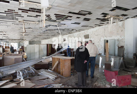 Tschernobyl, Ukraine. 23. April 2015. Ukrainische Touristen in der verlassenen Stadt Pripjat, das ehemalige Wohnhaus an die Arbeiter von der Tschernobyl-Reaktor. © Hans Van Rhoon/ZUMA Wire/ZUMAPRESS.com/Alamy Live-Nachrichten Stockfoto