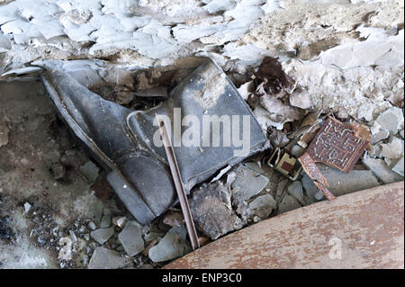 Tschernobyl, Ukraine. 23. April 2015. Ein Boot in der verlassenen Stadt Pripjat, das ehemalige Wohnhaus an die Arbeiter von der Tschernobyl-Reaktor. © Hans Van Rhoon/ZUMA Wire/ZUMAPRESS.com/Alamy Live-Nachrichten Stockfoto