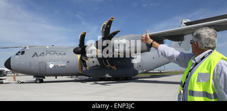 Selchow, Deutschland. 10. Sep 2012. Ein Mitarbeiter des Bodenpersonals führt ein Airbus A400M während der Vorbereitungen für die internationale ILA Berlin Air Show am Flughafen Schönefeld in Selchow, Deutschland, 10. September 2012. Die Air Show am Flughafen südlich von Berlin wird vom 11. bis 16. September 2012 stattfinden. Foto: Wolfgang Kumm/Dpa/Alamy Live News Stockfoto