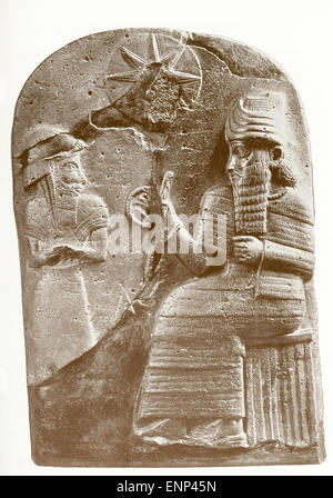 Die geformte Figur auf der linken Seite ist Hammurabi, stehend vor Dämonen, den Sonnengott und "Herr des Urteils."  Die Scheibe oberhalb und zwischen den beiden Figuren stellt eine Sonnenscheibe. Hammurabi war Herrscher von Babylon von 1792 bis 1750 v. Chr. und ist bekannt für den Satz der Gesetze Hammurabis Code, einer der ersten schriftlichen Gesetz Codes, die unter einer ähnlichen Szene auf einem schwarzen Diorit Stele eingeschrieben waren, die mehr als 8 Fuß in der Höhe gemessen genannt. Stockfoto