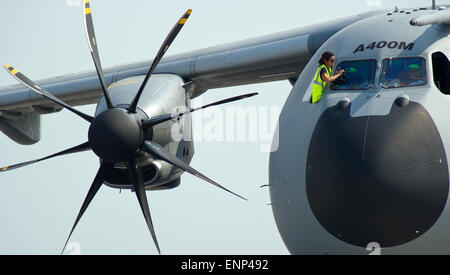 Schönefeld, Deutschland. 10. Juni 2010. Eine Frau reinigt die Cockpitfenster des Flugzeugs Airbus A400M Militärtransporter auf dem internationalen Luft-und ILA 2010 in Schönefeld, Deutschland, 10. Juni 2010. Eine Gesamtmenge von 1.153 Aussteller aus 47 Nationen präsentieren einige 300 Flugzeuge, Produkten und Produktideen aus 08 Juni 13. Juni 2010. Foto: PATRICK PLEUL/Dpa/Alamy Live News Stockfoto