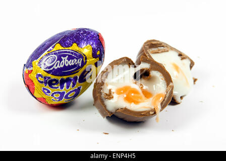 Cadbury Creme Eiern Nässen hinaus auf weißem Hintergrund Stockfoto