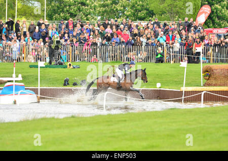 Badminton, UK. 9. Mai 2015. Jonathan Paget (NZL) Reiten Pferd Clifton Versprechen bei der Cross Country, The Mitsubishi Motors Badminton Horse Trials. Bildnachweis: Robert Timoney/Alamy Live-Nachrichten Stockfoto