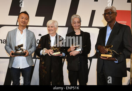 Venedig, Italien. 9. Mai 2015. Künstler Lim Heung-bald (silbernen Löwen für die vielversprechendsten jungen Künstler, L-R), US-Kuratorin Susanne Ghez (spezielle Goldener Löwe für Verdienste um die Künste), Adrian Piper (Goldener Löwe für die beste Künstlerin) und ghanaische Künstler El Anatsui (Goldener Löwe für sein Lebenswerk) bei der Preisverleihung der 56. Venedig Biennale in Venedig, Italien, 9. Mai 2015 stellen. 56. Biennale von Venedig, La Biennale di Venezia 2015 verkehrt von 09 Mai bis 22. November 2015. Foto: FELIX HOERHAGER/Dpa - NO WIRE SERVICE - Kredit: Dpa/Alamy Live-Nachrichten Stockfoto