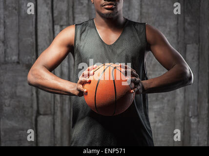 Afro-American Basketball Sportler greifen den ball Stockfoto