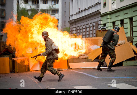 Prag, Tschechische Republik. 9. Mai 2015. Vier hundert Soldaten, darunter auch Mitglieder des tschechoslowakischen Widerstands, russische Befreiungsarmee, Rote Armee und Wehrmacht Veranstaltung Barricade 2015 - kommentierte Bekämpfung Demo Veranstaltungen des Prager Aufstandes organisiert im Rahmen der Feierlichkeiten zum 70. Jahrestag des Endes des Krieges in Prag, Tschechische Republik, 9. Mai 2015.  Bildnachweis: CTK/Alamy Live-Nachrichten Stockfoto