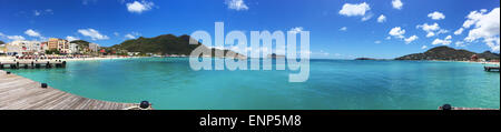 St. Martin, St. Martin, Sint Maarten, Niederländische Antillen: das Karibische Meer und die Skyline von San Jose aus dem Dock auf den Hafen gesehen Stockfoto