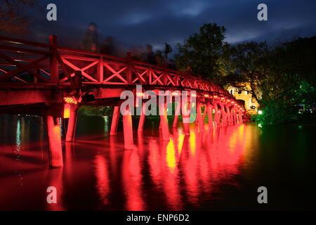 Pilger finden ihren Weg in "Tet" zu Den Ngoc Son, Tempel des Jade Mountain, auf einer Insel im Hoan-Kiem-See in Hanoi. Stockfoto