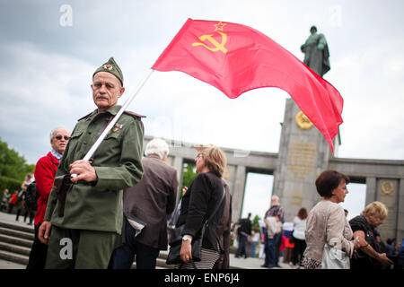 Berlin, Deutschland. 9. Mai 2015. Menschen besuchen eine Gedenkfeier zum 70. Jahrestag des Endes des zweiten Weltkrieges an das Sowjetische Ehrenmal im Tiergarten Bezirk von Berlin, Deutschland, am 9. Mai 2015 markieren. Bildnachweis: Zhang Fan/Xinhua/Alamy Live-Nachrichten Stockfoto