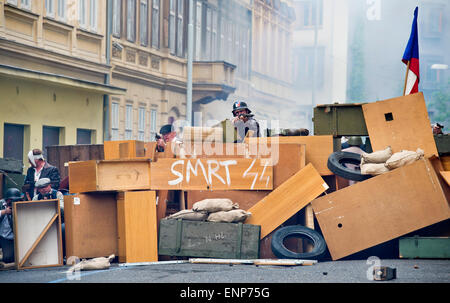 Prag, Tschechische Republik, 9. Mai 2015. Vier hundert Soldaten, darunter auch Mitglieder des tschechoslowakischen Widerstands, russische Befreiungsarmee, Rote Armee und Wehrmacht Veranstaltung Barricade 2015 - kommentierte Bekämpfung Demo Veranstaltungen des Prager Aufstandes organisiert im Rahmen der Feierlichkeiten zum 70. Jahrestag des Endes des Krieges in Prag, Tschechische Republik, 9. Mai 2015. Bildnachweis: CTK/Alamy Live-Nachrichten Stockfoto