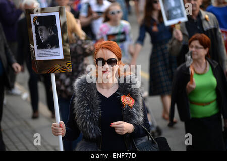 Moskau, Russland. 9. Mai 2015. Personen die Fotos ihrer Angehörigen, die unsterblichen Regiment März in Moskau, Russland, 9. Mai 2015 im zweiten Weltkrieg teilgenommen. Bildnachweis: Pavel Bednyakov/Xinhua/Alamy Live-Nachrichten Stockfoto