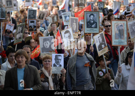 Moskau, Russland. 9. Mai 2015. Personen die Fotos ihrer Angehörigen, die unsterblichen Regiment März in Moskau, Russland, 9. Mai 2015 im zweiten Weltkrieg teilgenommen. Bildnachweis: Pavel Bednyakov/Xinhua/Alamy Live-Nachrichten Stockfoto