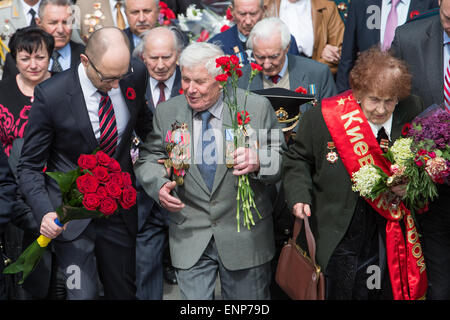 Kiew, Ukraine. 9. Mai 2015. Ukrainische Ministerpräsidentin Arseniy Jazenyuk besucht mit WWII Veteranen und ukrainische Beamten zu besuchen, Tag des Sieges feiern vor dem Grab des unbekannten Soldaten in Kiew, Ukraine, 9. Mai 2015. Menschen in Ländern der ehemaligen UdSSR feierte den 70. Jahrestag des Sieges über Nazi-Deutschland im zweiten Weltkrieg. Foto: Jan A. Nicolas/dpa - NO-Draht-SERVICE-/ Dpa/Alamy Live News Stockfoto