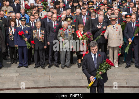 Kiew, Ukraine. 9. Mai 2015. Der ukrainische Präsident Petro Poroshenko besucht Victory Day Feierlichkeiten vor dem Grab des unbekannten Soldaten in Kiew, Ukraine, 9. Mai 2015. Menschen in Ländern der ehemaligen UdSSR feierte den 70. Jahrestag des Sieges über Nazi-Deutschland im zweiten Weltkrieg. Foto: Jan A. Nicolas/dpa - NO-Draht-SERVICE-/ Dpa/Alamy Live News Stockfoto