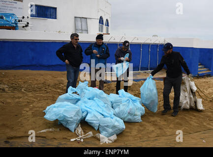 Istanbul, Türkei. 9. Mai 2015. Freiwillige sammeln Themenpfade Würfe gemeinsam an der Küste des Schwarzen Meeres in Istanbul, Türkei, am 9. Mai 2015. Freiwillige aus der türkischen Marine Research Foundation nahm an einem Projekt "Meeresmüll in europäischen Meeren - soziales Bewusstsein und Mitverantwortung (MARLISCO)" am Samstag, Aufruf zur ökologischen Meeresumweltschutz. © He Canling/Xinhua/Alamy Live-Nachrichten Stockfoto