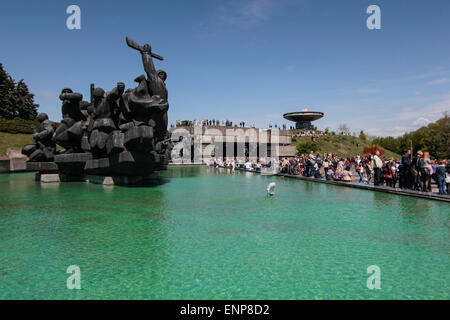 Kiew, Ukraine. 9. Mai 2015. Ukrainer WWII Veteranen besuchen Victory Day Feierlichkeiten vor dem Grab des unbekannten Soldaten in Kiew, Ukraine, 9. Mai 2015. Menschen in Ländern der ehemaligen UdSSR feierte den 70. Jahrestag des Sieges über Nazi-Deutschland im zweiten Weltkrieg. Bildnachweis: Nazar Furyk/ZUMA Wire/ZUMAPRESS.com/Alamy Live-Nachrichten Stockfoto