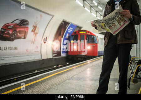 Menschen lesen Zeitung warten auf U-Bahn Stockfoto