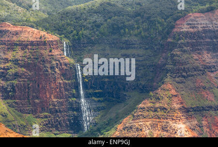 Waipoo fällt Tropfen 800 Füße an der Unterseite des Waimea Canyon auf Kauai, Hawaii Stockfoto