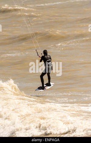 Strong & böigem Wind und einer Flut auf der Küste von West Sussex bieten ideale Voraussetzungen für Kite- und Windsurfen. Stockfoto