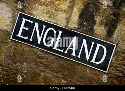 Das englische Grenzschild aus Gusseisen auf dem 200 Jahre alte Union Chain Bridge Stockfoto