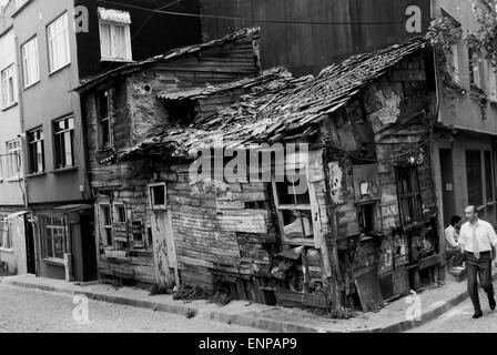 Eine heruntergekommene Hütte eingekeilt in die Ecke einer modernen Reihe von Gebäuden in der Innenstadt von Istanbul, Türkei Stockfoto