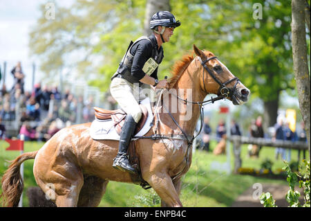 Badminton, UK. 9. Mai 2015. Mitsubishi Motors Badminton Horse Trials 2015. Badminton, England. Rolex Grand Slam-Turnier und ein Teil der FEI-Serie 4 Sterne. Führer von Tag 3 der 4 Andrew Nicholson (NZL) Reiten Nereo im Cross Country Phase Credit: Julie Priestley/Alamy Live News Stockfoto