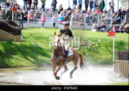 Badminton, UK. 9. Mai 2015. Mitsubishi Motors Badminton Horse Trials 2015. Badminton, England. Rolex Grand Slam-Turnier und ein Teil der FEI-Serie 4 Sterne. Führer von Tag 3 der 4 Andrew Nicholson (NZL) Reiten Nereo im Cross Country Phase Credit: Julie Priestley/Alamy Live News Stockfoto