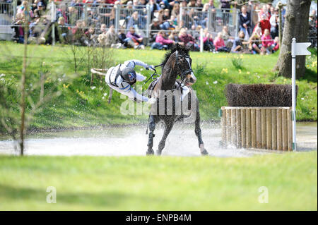 Badminton, UK. 9. Mai 2015. Mitsubishi Motors Badminton Horse Trials 2015. Badminton, England. Rolex Grand Slam-Turnier und ein Teil der FEI-Serie 4 Sterne. Tag 3 der 4 Andrew Hoy (AUS) Reiten Lanfranco bei einem Sturz auf der Cross Country Phase Kredit: Julie Priestley/Alamy Live News Stockfoto